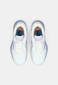 Λευκά αθλητικά παπούτσια με υφή στην πάνω επιφάνεια, μπλε λεπτομέρειες και ορατό λογότυπο στην εσωτερική σόλα. Διαθέτουν σχέδιο με κορδόνια και καουτσούκ σόλα.