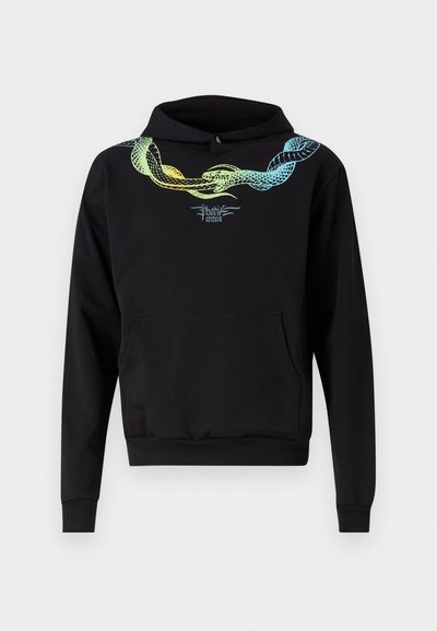 Felpa con cappuccio nera realizzata in tessuto morbido, con una grafica di serpente multicolore sul petto e una tasca a marsupio frontale.