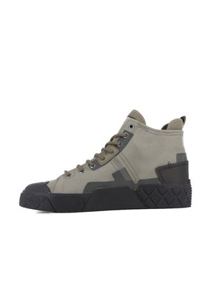 Sneakers înalte din pânză verde pământie cu vârful din cauciuc negru și talpă texturată. Prezintă ochiuri metalice și o bucată de prindere pe spate.