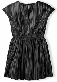 Robe noire à la silhouette évasée, avec une taille smockée, des manches capes et une texture à côtes verticales. Détail d'ouverture en forme de clef au dos.
