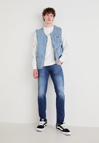 Replay ANBASS PANTS - Jeans slim fit - medium blue