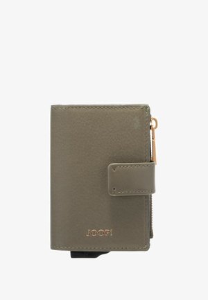 Kompaktní kožená peněženka olivově zelené barvy se zapínáním na patent a zipovou kapsou, s brandingem "JOOP!" zlatým písmem.