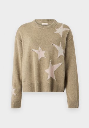 Pull beige en maille avec motifs d'étoiles roses, col rond, épaules tombantes et ourlet côtelé. Le matériau semble doux avec une finition texturée.