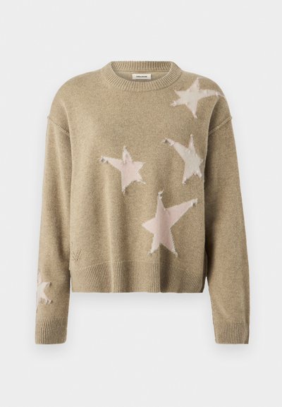 Πλεκτό μπεζ πουλόβερ με ροζ αστέρια, στρογγυλή λαιμόκοψη, χαλαρούς ώμους και ριμπ τελείωμα. Το υλικό φαίνεται μαλακό με υφαντή υφή.