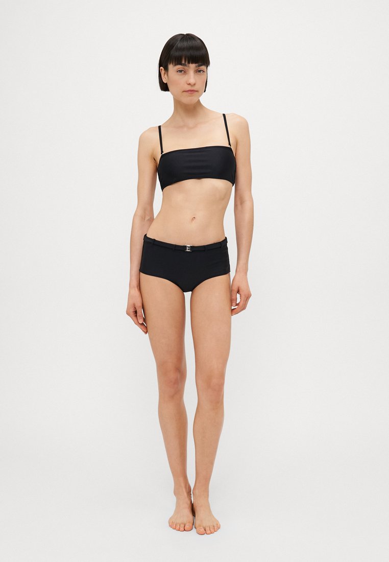 Bikini noir en deux pièces avec un haut sans bretelles à finition lisse et un bas taille haute avec une ceinture décorative.