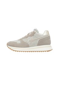 Sneaker in mesh e suede beige e bianco con design con lacci, logo a stella sul lato, suola bianca spessa e suola in gomma jagged.