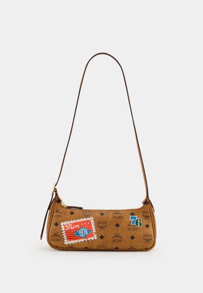 Ruskea tekstiilinen olkalaukku, jossa on timanttikuvio, brodeeratut tahrat, vetoketjukiinnitys ja kapea olkahihna. Siniset ja punaiset yksityiskohdat.