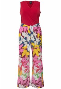 Top rosso senza maniche con scollatura a V e pantaloni larghi a fantasia floreale in rosa, giallo e blu, caratterizzati da una vita con nodo e una vestibilità comoda.