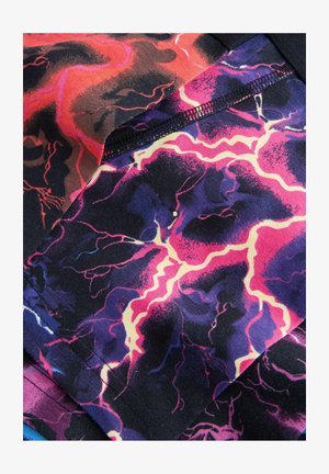 Barvna tkanina z vzorcem strele v rdeči, rožnati, vijolični in črni barvi. Gladka tekstura z fino obrobo ob robovih.