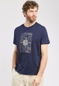 Armor lux CRUISE SUNSET- LÉGER - T-shirt imprimé - pointcardinaux marine deep