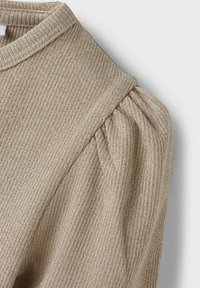 Top in maglia a coste beige con scollatura tonda e maniche a sbuffo. Il materiale ha una leggera lucentezza e una finitura morbida e testurizzata.