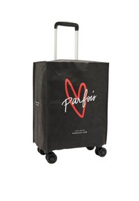 Czarna walizka na czterech kołach z wysuwaną rączką, z czerwonym wzorem serca, białym logo "Parfois" oraz napisem "zakupy online parfois.com" z przodu.