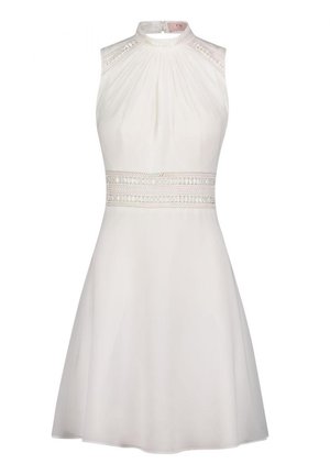Biela bezrukávová šaty s vysokým výstrihom, plisovanou vrchnou časťou a dekoratívnym čipkovým pásom. Sukňa v tvare písmena A s hladkou textúrou.