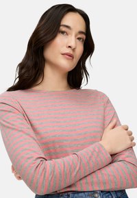 Langärmliges gestreiftes Oberteil in Pink und Grau. Verfügt über einen Bootsausschnitt und eine weiche, glatte Textur mit lockerem Sitz.