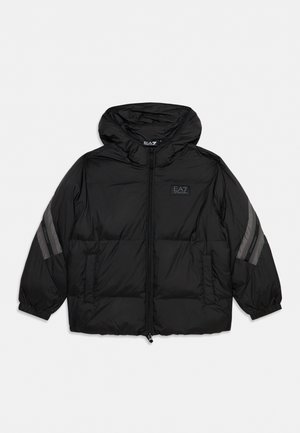 Veste noire matelassée à capuche avec fermeture éclair devant, poignets élastiques, poches latérales, bandes grises sur les manches et logo EA7 sur la poitrine.