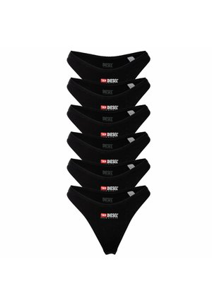 Sechs übereinander gestapelte schwarze Diesel-Stringtangas mit weißem und rotem Logo auf der Vorderseite, vor einem weißen Hintergrund.