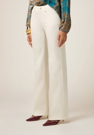 Pantalones blancos de pierna ancha con un acabado de algodón suave, que cuentan con un diseño clásico de cinco bolsillos y una cintura alta. Acabados con botones de metal.