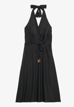 Vestido negro de halter con escote en V y cierre con lazo, que presenta una cintura ajustable con cordón y cuentas, además de una tela suave y texturada.