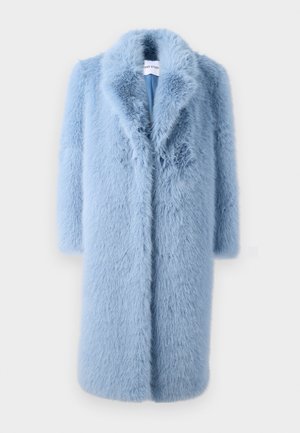 Abrigo de piel sintética en azul claro, con cuello chal y mangas largas, presenta una superficie suave y texturizada, sin hardware ni acentos visibles.