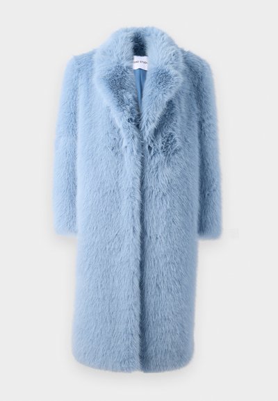 Abrigo de piel sintética en azul claro, con cuello chal y mangas largas, presenta una superficie suave y texturizada, sin hardware ni acentos visibles.
