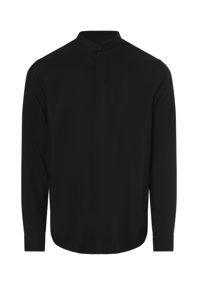 Maglietta nera a maniche lunghe con colletto alla coreana, caratterizzata da un logo impresso in modo discreto sul petto e una texture liscia e opaca.