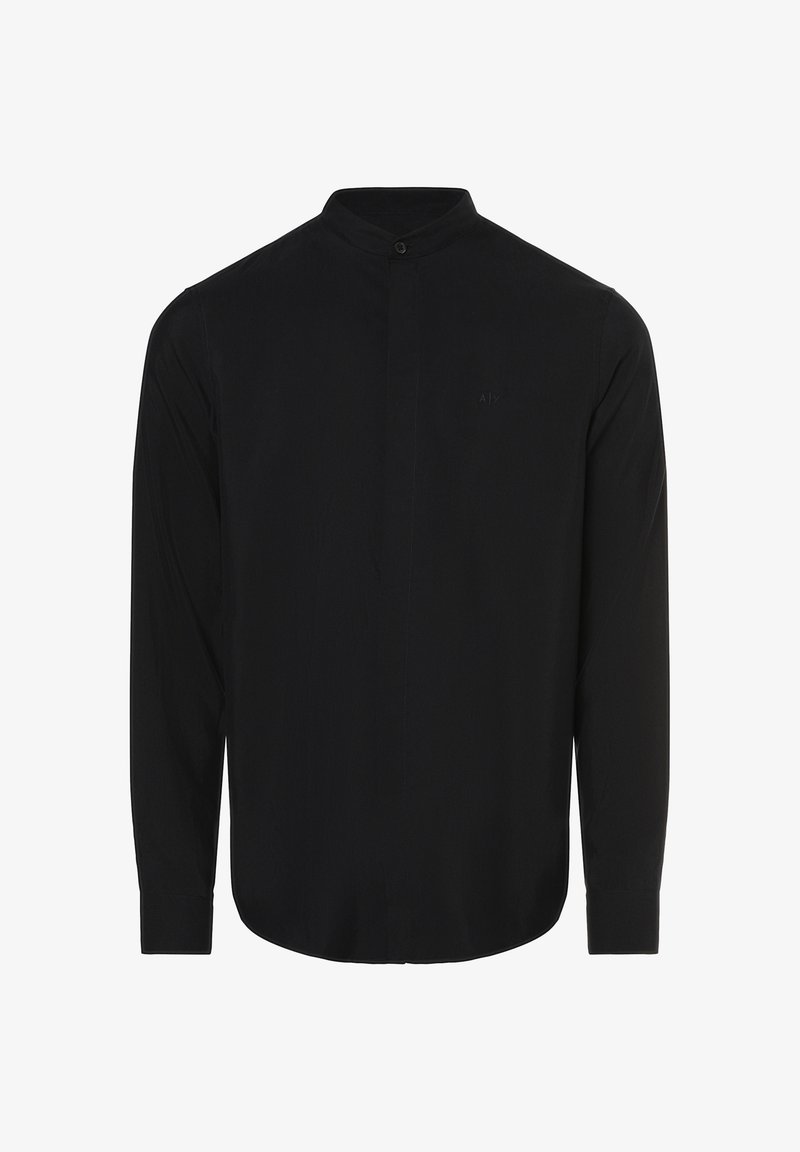 Maglietta nera a maniche lunghe con colletto alla coreana, caratterizzata da un logo impresso in modo discreto sul petto e una texture liscia e opaca.