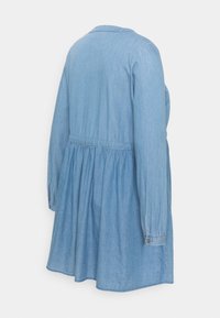 Mamalicious Curve MLSTINA LIA WOVEN TUNIC - Blusa - light blue/chambray