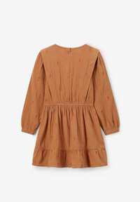 Robe en coton marron à manches longues, taille froncée et ourlet évasé. Présente de petites broderies florales orange sur le tissu.