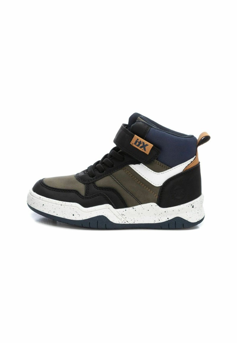 Zapatilla alta con un upper en negro y verde oliva, acentos en blanco y beige, tela texturizada y una suela blanca con moteado. Cierre con tiras de velcro.