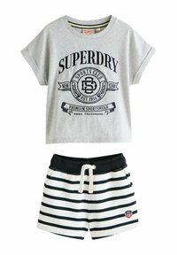 Grå bomulls-T-shirt med en svart tryckt logotyp och matchande randiga shorts. Shortsen har en dragsko i midjan och sidofickor.