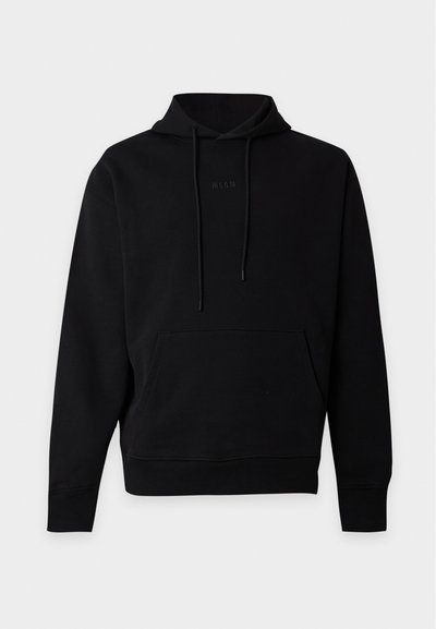 Sweat à capuche noir à enfiler avec poche avant, capuche avec cordon de serrage, poignets et ourlet côtelés, et logo ton sur ton discret sur la poitrine.