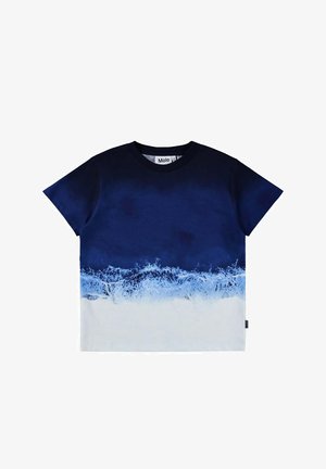T-shirt in cotone blu navy con grafica di onde che si infrangono in tonalità di blu e bianco sulla parte inferiore, maniche corte e scollo tondo.