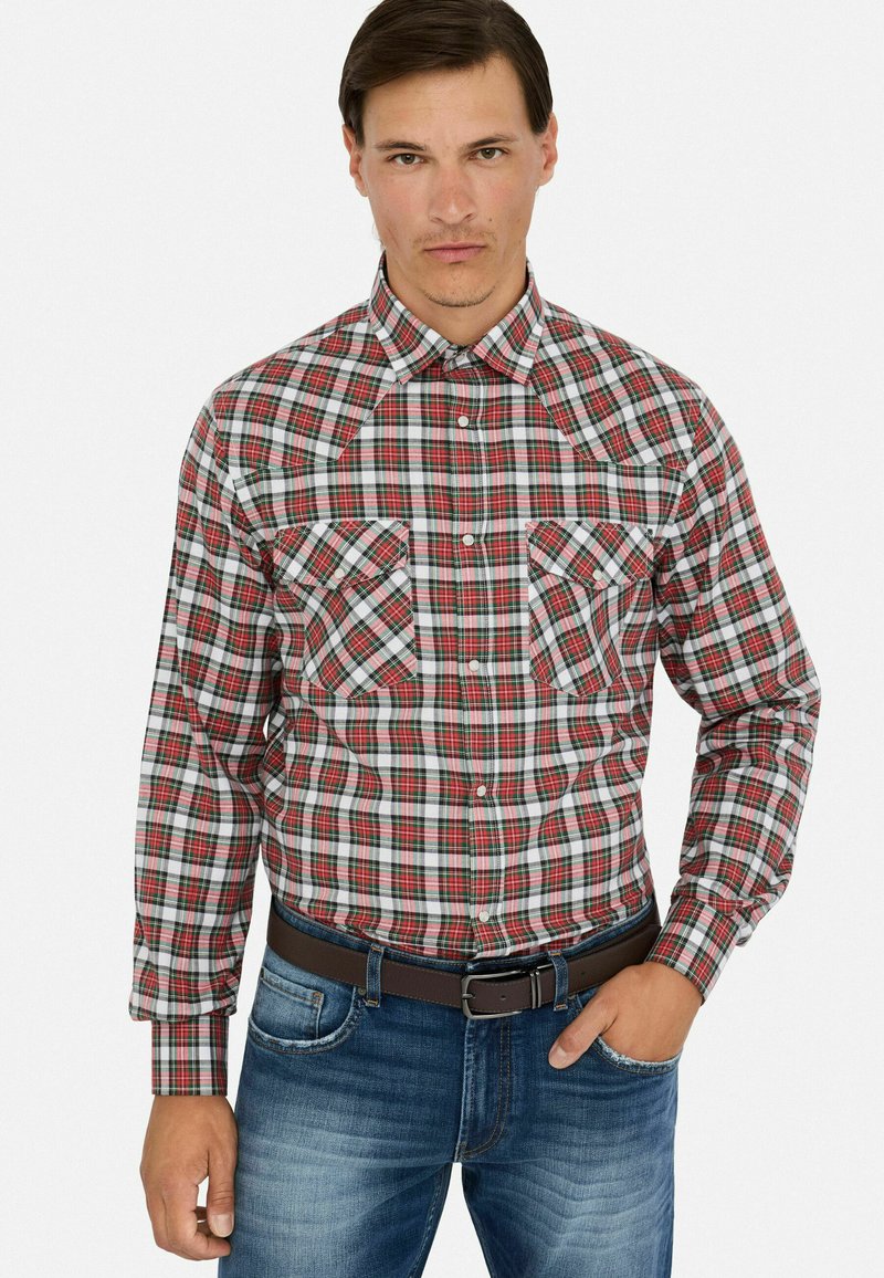 Rode, groene en witte geruite blouse met lange mouwen, twee borstzakken, drukknoopsluiting en contrasterende kraagdetails, gecombineerd met denim jeans.