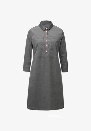 Vestido gris hasta la rodilla con cuello, mangas largas, placket de botones en la parte delantera, dos bolsillos en el pecho y una tela ligeramente texturizada.