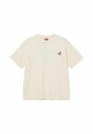 Cremefarbenes T-Shirt mit kurzen Ärmeln, kleinem Pfirsichgrafik und Text auf der linken Brust, rundem Halsausschnitt und lockerem Sitz.