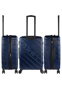 Maleta rígida de color navy con estrías diagonales, cremallera negra, ruedas dobles y un mango extensible que presenta el logo de la marca.