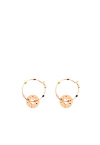 Pendientes de aro dorados con cuentas coloridas y un colgante circular con letras y un diseño de corazón. Textura suave, acentos vibrantes.