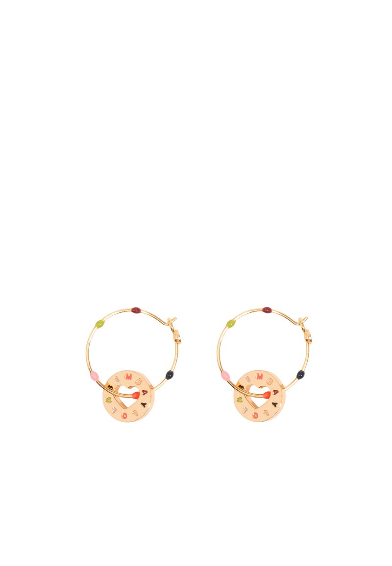 Pendientes de aro dorados con cuentas coloridas y un colgante circular con letras y un diseño de corazón. Textura suave, acentos vibrantes.