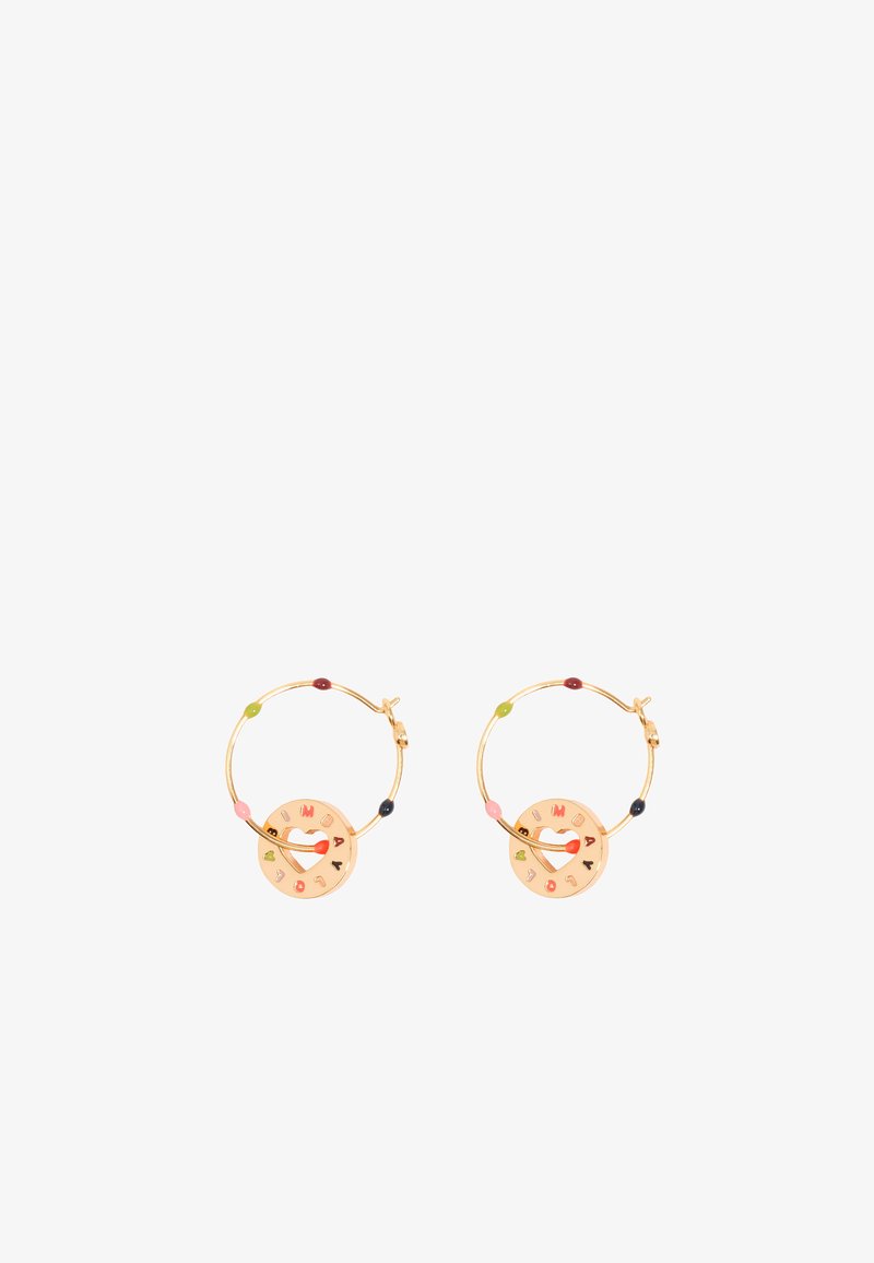 Pendientes de aro dorados con cuentas coloridas y un colgante circular con letras y un diseño de corazón. Textura suave, acentos vibrantes.