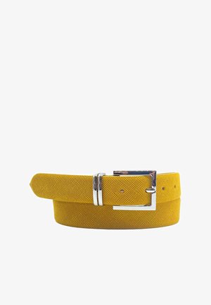 Ceinture en tissu jaune avec une surface texturée et une boucle en métal brillante. Comprend cinq trous d'ajustement et de doubles accents en métal près de la boucle.