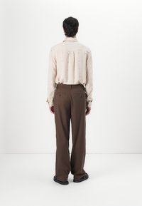 Libertine-Libertine ALERT TAILORED - Pantaloni - chocolate