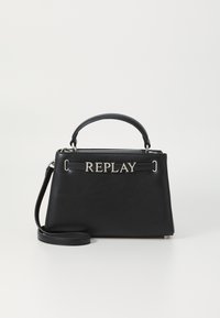 Sac à main en cuir noir avec logo "REPLAY" en argent, forme structurée, poignée supérieure et bandoulière amovible. Texture lisse, design minimaliste.