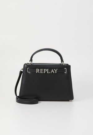 Sac à main en cuir noir avec logo "REPLAY" en argent, forme structurée, poignée supérieure et bandoulière amovible. Texture lisse, design minimaliste.