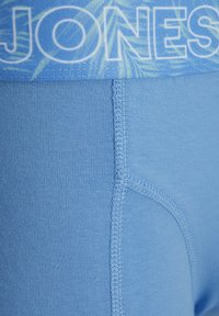 Lichtblauwe sportshorts met een gemuste tailleband. Kenmerkt zich door een gladde stof, zichtbare stiksels en een nauwsluitende pasvorm voor comfort.