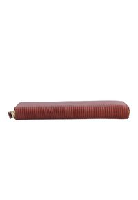 Roter Bleistiftetui mit Krokodilprägung in rechteckiger Form, strukturierter Oberfläche und goldfarbener Reißverschlussbeschläge. Misst etwa 20 cm in der Länge.