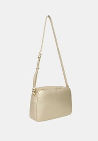 Borsa a tracolla in pelle beige con forma rettangolare, superficie piatta, tracolla regolabile e chiusura con zip sulla parte superiore.