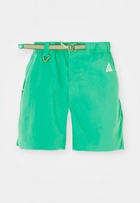 S-shorts verzi de baie cu un finisaj texturat, dotate cu o curea ajustabilă, buzunare laterale și un logo triangular în partea stângă față.