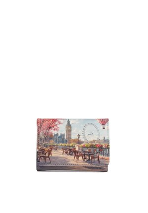 Portafoglio con scena di un caffè all'aperto con tavoli vuoti, Big Ben, London Eye e una mongolfiera nel cielo.