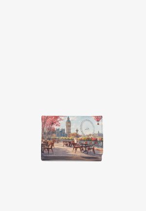 Portafoglio con scena di un caffè all'aperto con tavoli vuoti, Big Ben, London Eye e una mongolfiera nel cielo.