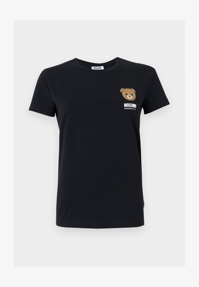Μαύρο κοντομάνικο T-shirt Moschino με μικρό πρόσωπο αρκούδας teddy και το κείμενο "Moschino Underbear" στο πάνω αριστερό μέρος του στήθους.